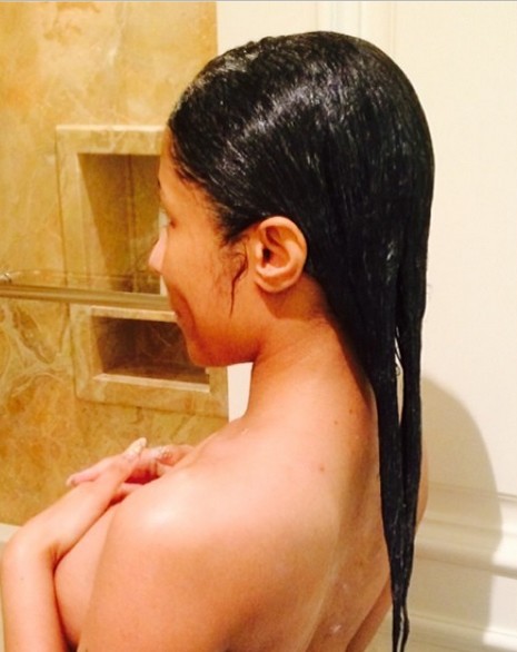 Mokra i naga Nicki Minaj pokaże Wam, jak się myć (FOTO)