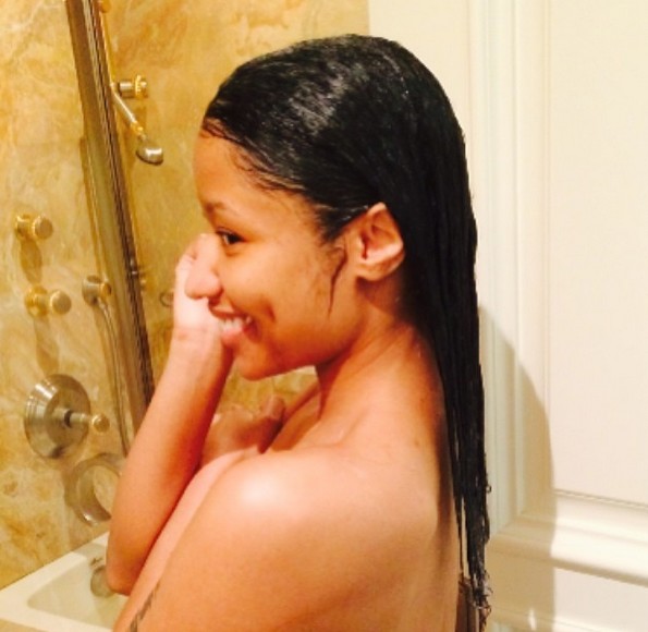 Mokra i naga Nicki Minaj pokaże Wam, jak się myć (FOTO)