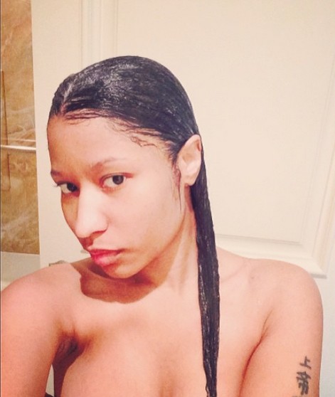 Mokra i naga Nicki Minaj pokaże Wam, jak się myć (FOTO)