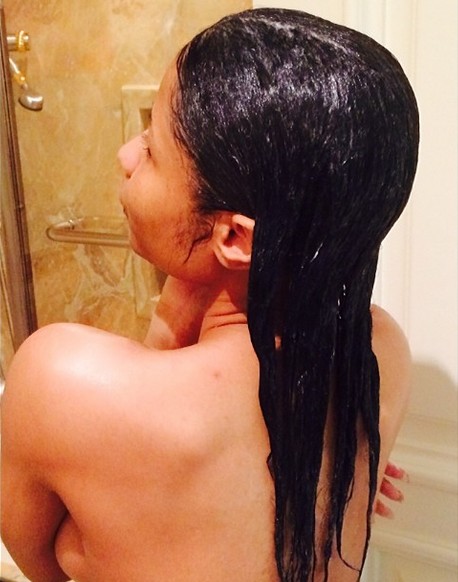 Mokra i naga Nicki Minaj pokaże Wam, jak się myć (FOTO)