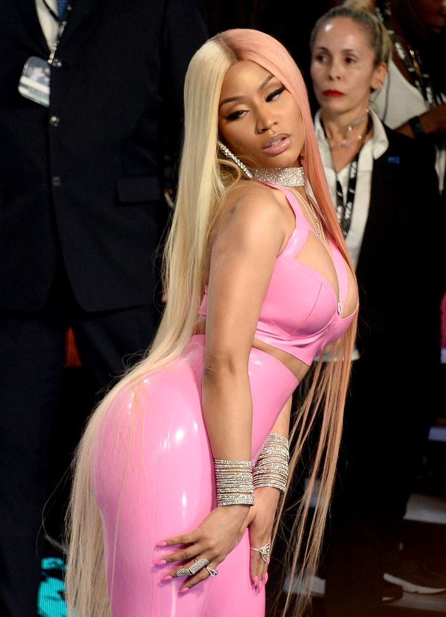 Zoom na skorupkę z pudru na twarzy Nicki Minaj