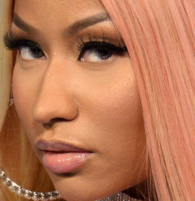 Zoom na skorupkę z pudru na twarzy Nicki Minaj