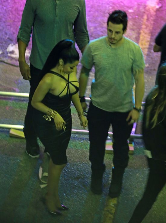 Piersi omal nie wyskoczyły jej z sukienki (FOTO)