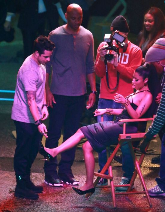 Piersi omal nie wyskoczyły jej z sukienki (FOTO)