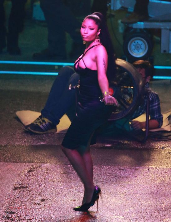 Piersi omal nie wyskoczyły jej z sukienki (FOTO)