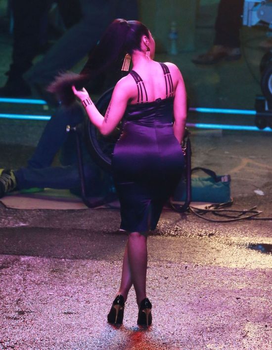 Piersi omal nie wyskoczyły jej z sukienki (FOTO)