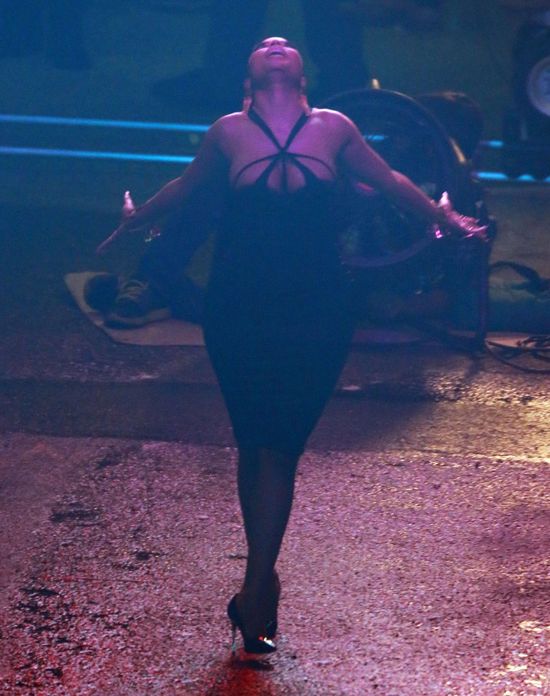 Piersi omal nie wyskoczyły jej z sukienki (FOTO)