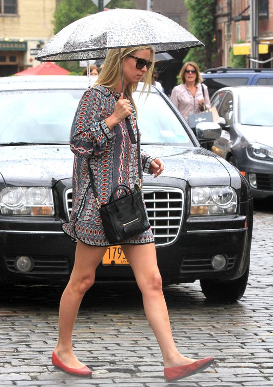Deszczowy look Nicky Hilton  