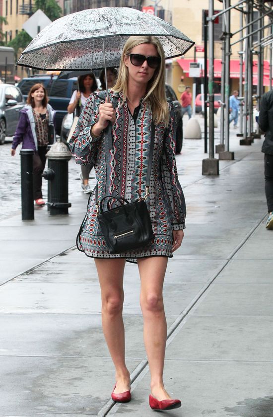 Deszczowy look Nicky Hilton  