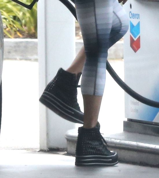 Vanessa Hudgens tankuje (FOTO)