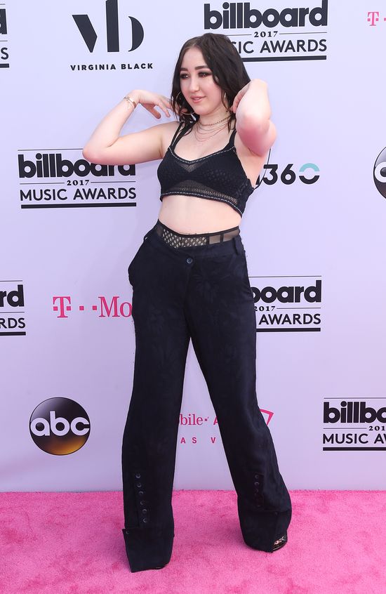 Aua! To aż boli! Noah Cyrus nie może normalnie uśmiechnąć się na ściance! Aua! To aż boli! Noah Cyrus nie może normalnie uśmiechnąć się na ściance!