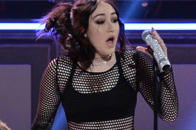 Chirurg plastyczny o tym, co ze swoją twarzą zrobiła Noah Cyrus Chirurg plastyczny o tym, co ze swoją twarzą zrobiła Noah Cyrus