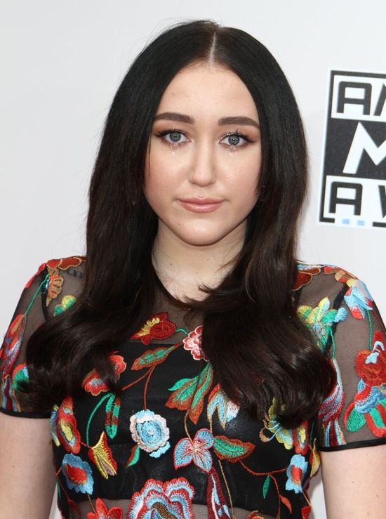Noah Cyrus straszy na ściance. Gorzej niż Miley? (FOTO)