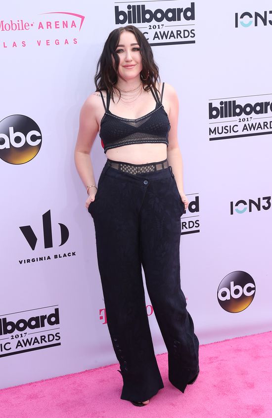 Aua! To aż boli! Noah Cyrus nie może normalnie uśmiechnąć się na ściance! Aua! To aż boli! Noah Cyrus nie może normalnie uśmiechnąć się na ściance!