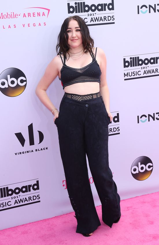 Aua! To aż boli! Noah Cyrus nie może normalnie uśmiechnąć się na ściance! Aua! To aż boli! Noah Cyrus nie może normalnie uśmiechnąć się na ściance!