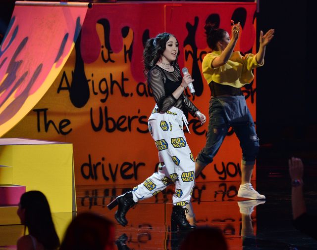 Chirurg plastyczny o tym, co ze swoją twarzą zrobiła Noah Cyrus Chirurg plastyczny o tym, co ze swoją twarzą zrobiła Noah Cyrus