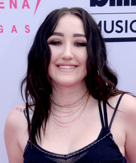 Aua! To aż boli! Noah Cyrus nie może normalnie uśmiechnąć się na ściance! Aua! To aż boli! Noah Cyrus nie może normalnie uśmiechnąć się na ściance!