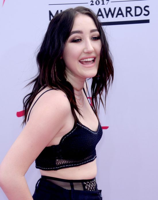 Aua! To aż boli! Noah Cyrus nie może normalnie uśmiechnąć się na ściance! Aua! To aż boli! Noah Cyrus nie może normalnie uśmiechnąć się na ściance!