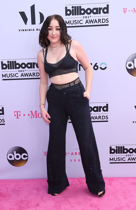 Aua! To aż boli! Noah Cyrus nie może normalnie uśmiechnąć się na ściance! Aua! To aż boli! Noah Cyrus nie może normalnie uśmiechnąć się na ściance!