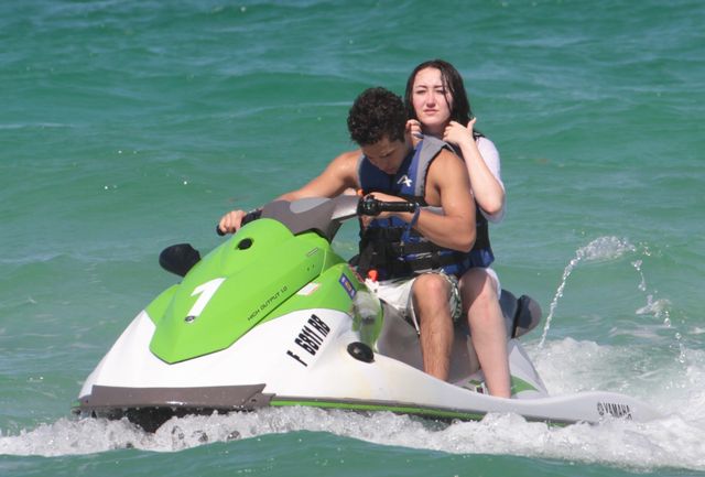 Noah Cyrus BEZ MAKIJAŻU, ale za to z przystojniakiem na plaży (ZDJECIA)