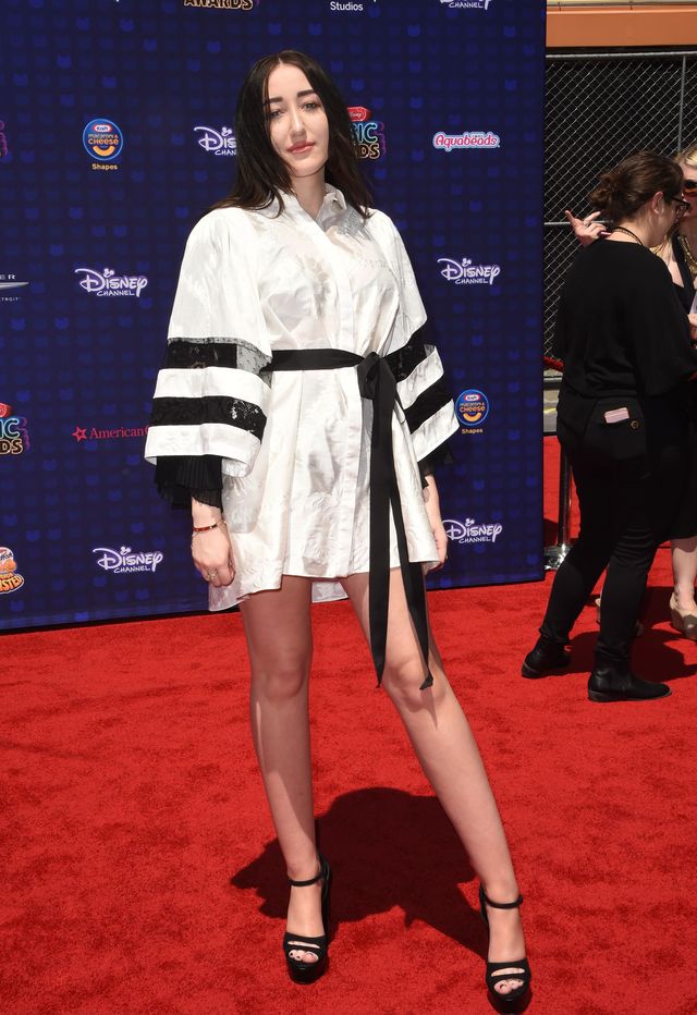 Fotki robione w świetle dnia pokazują, co Noah Cyrus zrobiła ze swą twarzą 