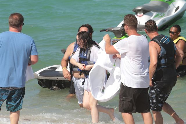 Noah Cyrus BEZ MAKIJAŻU, ale za to z przystojniakiem na plaży (ZDJECIA) Noah Cyrus BEZ MAKIJAŻU, ale za to z przystojniakiem na plaży (ZDJECIA)