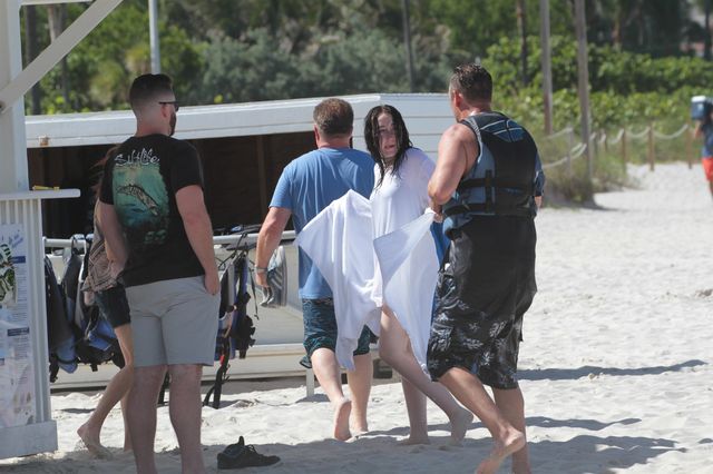 Noah Cyrus BEZ MAKIJAŻU, ale za to z przystojniakiem na plaży (ZDJECIA) Noah Cyrus BEZ MAKIJAŻU, ale za to z przystojniakiem na plaży (ZDJECIA)