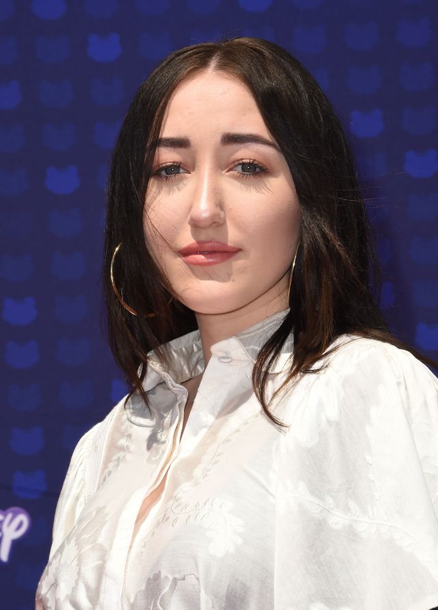 Fotki robione w świetle dnia pokazują, co Noah Cyrus zrobiła ze swą twarzą Fotki robione w świetle dnia pokazują, co Noah Cyrus zrobiła ze swą twarzą