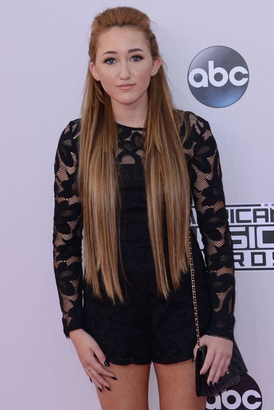 Siostra znanej gwiazdy też chce błyszczeć na salonach (FOTO)