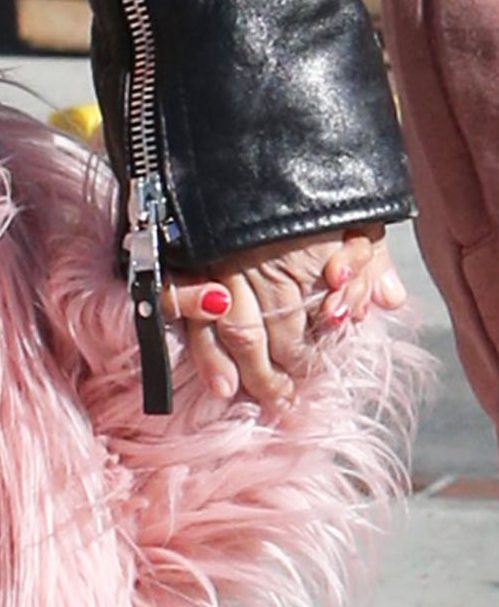 Nori jak mama - czerwone paznokcie i naszyjnik jak u Kim