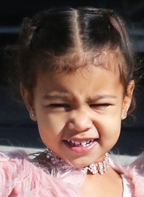 Nori jak mama - czerwone paznokcie i naszyjnik jak u Kim