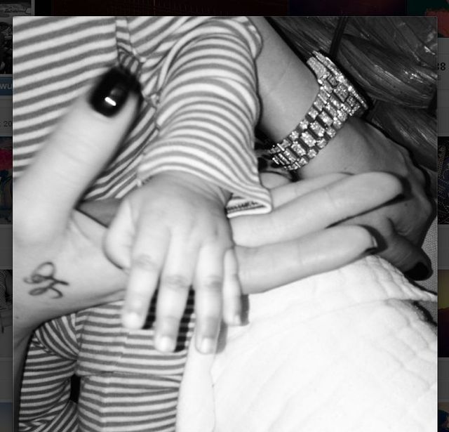 Khloe trzyma za rączkę małą Nori West (FOTO)