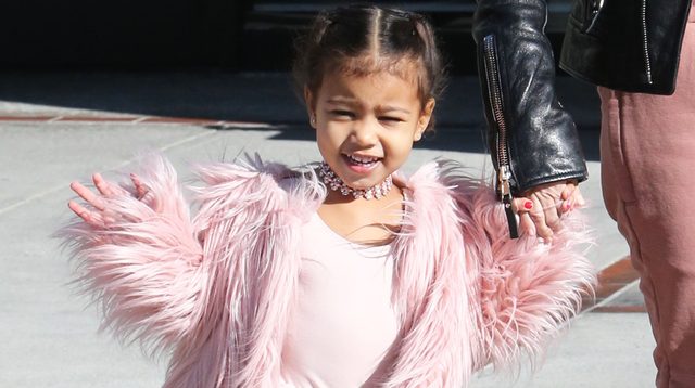 Nori jak mama - czerwone paznokcie i naszyjnik jak u Kim