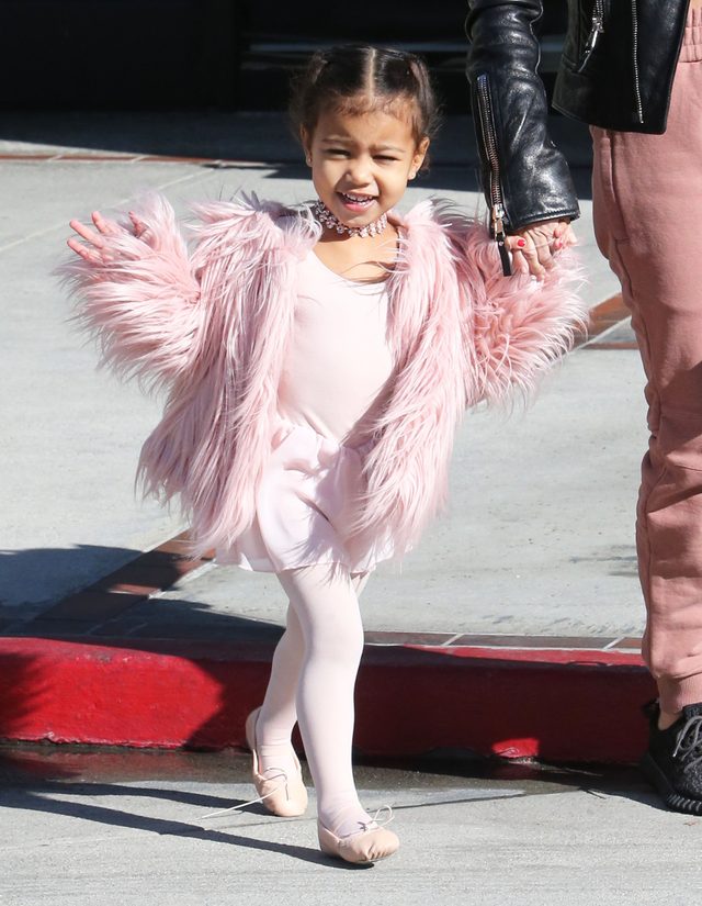 Nori jak mama - czerwone paznokcie i naszyjnik jak u Kim