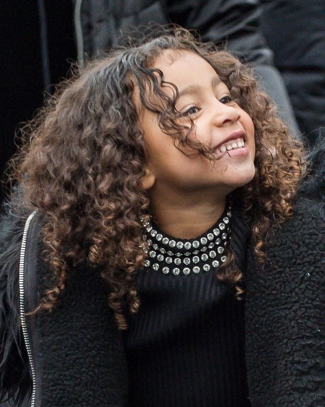 Córka Kim Kardashian raz w burzy loków, a raz nadąsana (ZDJĘCIA)