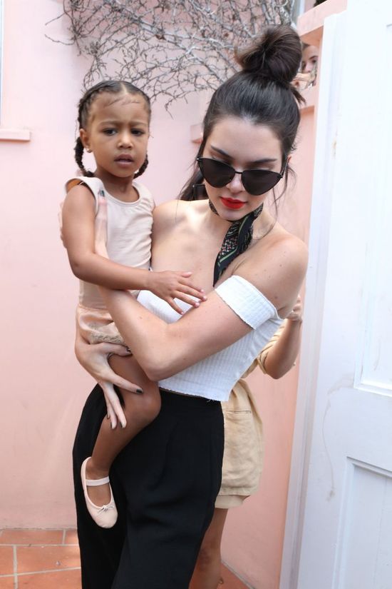 North West w srebrnych kozakach za kolano na ogromnej szpilce