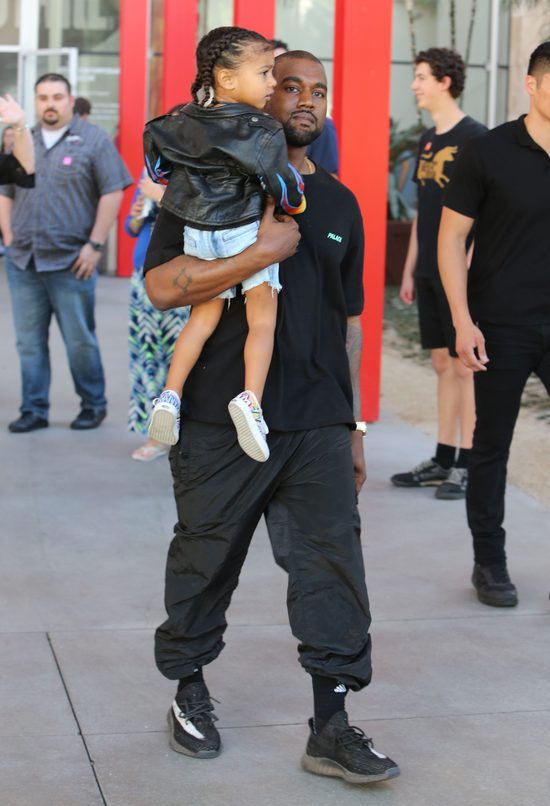 Kim Kardashian przedłuża Nori włosy? (Snapchat)