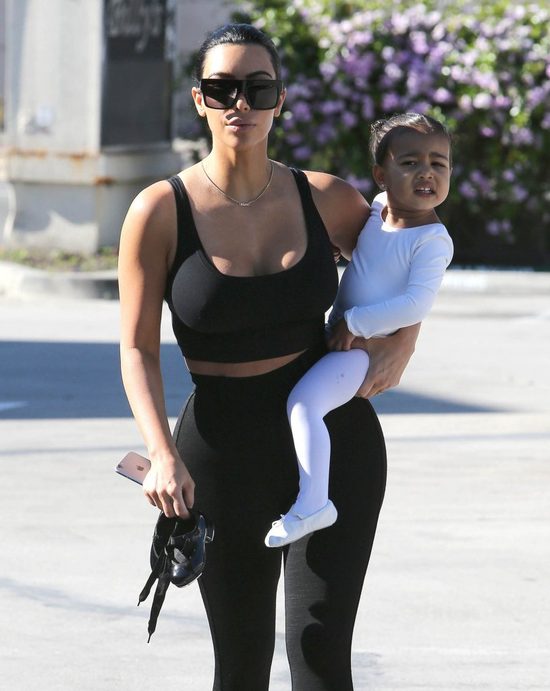 Kim Kardashian z trudem powstrzymuje się, by nie wybuchnąć Kim Kardashian z trudem powstrzymuje się, by nie wybuchnąć