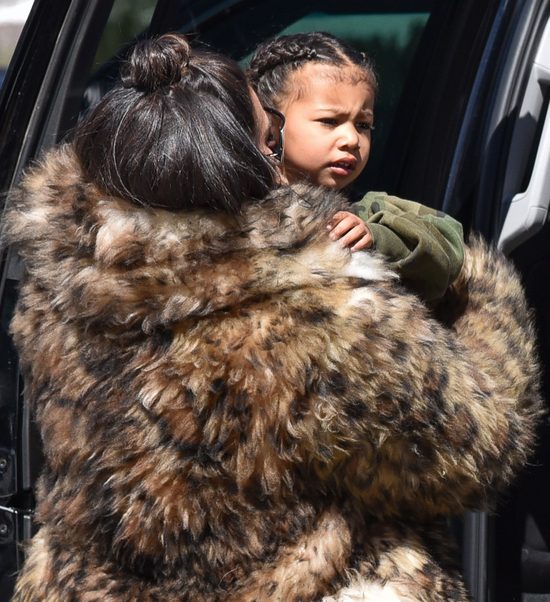 Kim Kardashian przedłuża Nori włosy? (Snapchat)