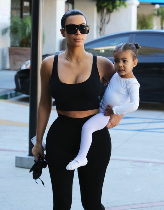 Kim Kardashian z trudem powstrzymuje się, by nie wybuchnąć Kim Kardashian z trudem powstrzymuje się, by nie wybuchnąć