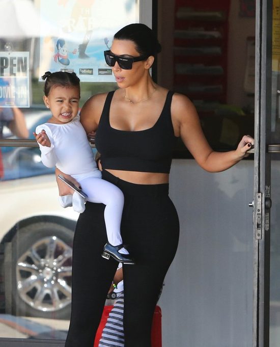 Kim Kardashian z trudem powstrzymuje się, by nie wybuchnąć Kim Kardashian z trudem powstrzymuje się, by nie wybuchnąć