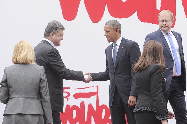 Ziewający Obama NA SIŁOWNI w Warszawie [VIDEO]