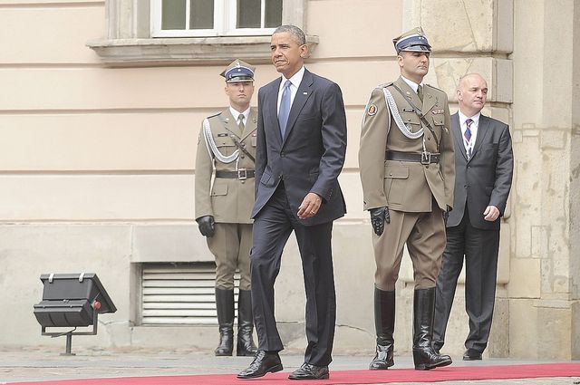 Ziewający Obama NA SIŁOWNI w Warszawie [VIDEO]