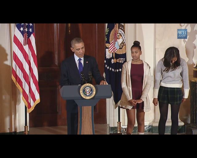 Znudzone i źle ubrane Obamówny podczas ułaskawiania indyka