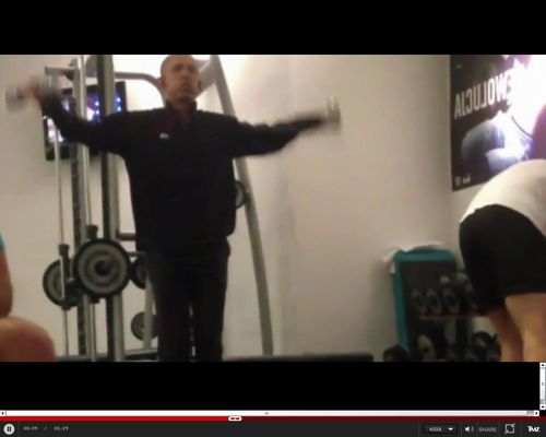 Ziewający Obama NA SIŁOWNI w Warszawie [VIDEO]