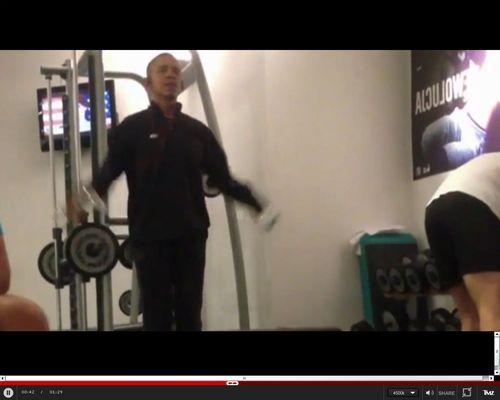 Ziewający Obama NA SIŁOWNI w Warszawie [VIDEO]