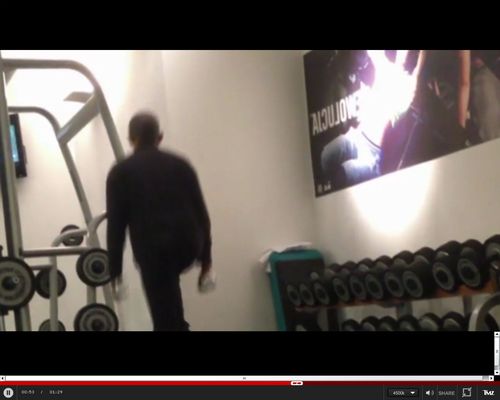 Ziewający Obama NA SIŁOWNI w Warszawie [VIDEO]