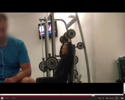 Ziewający Obama NA SIŁOWNI w Warszawie [VIDEO]