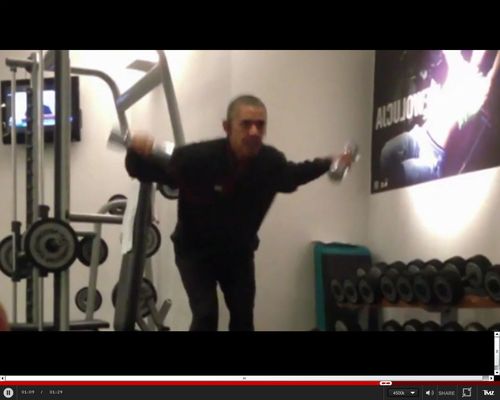 Ziewający Obama NA SIŁOWNI w Warszawie [VIDEO]