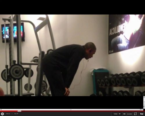 Ziewający Obama NA SIŁOWNI w Warszawie [VIDEO]